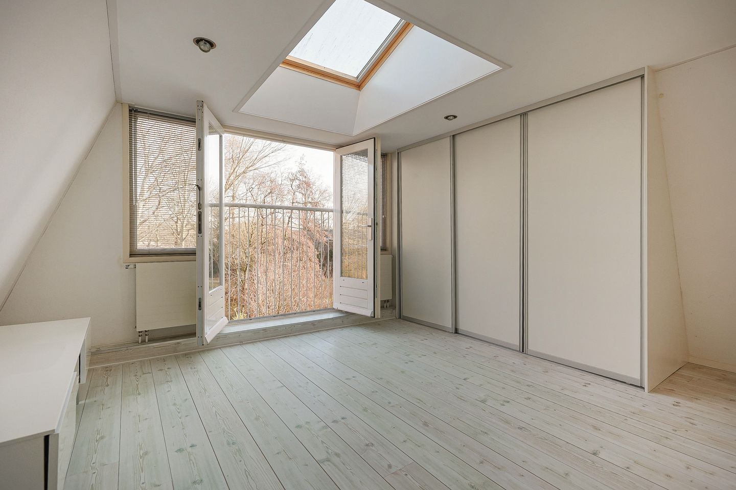 Spacious terraced house with 5 bedrooms and unique extension in quiet courtyard location — 39