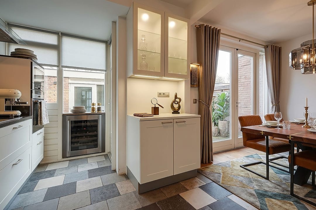 Spacious terraced house with 5 bedrooms and unique extension in quiet courtyard location — 12