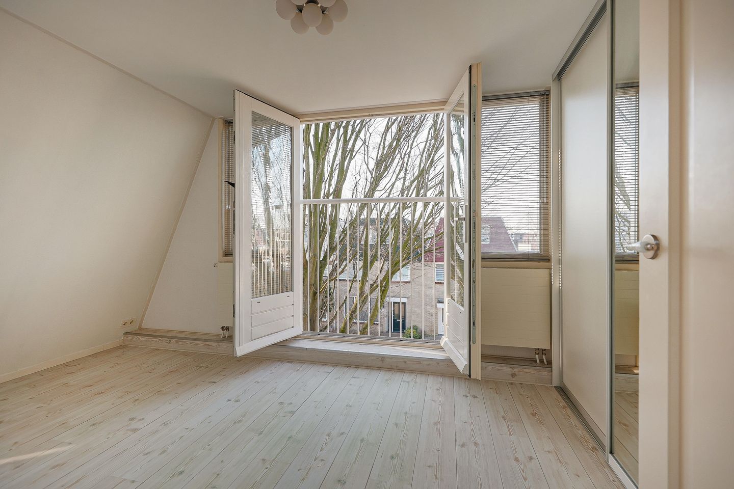Spacious terraced house with 5 bedrooms and unique extension in quiet courtyard location — 47