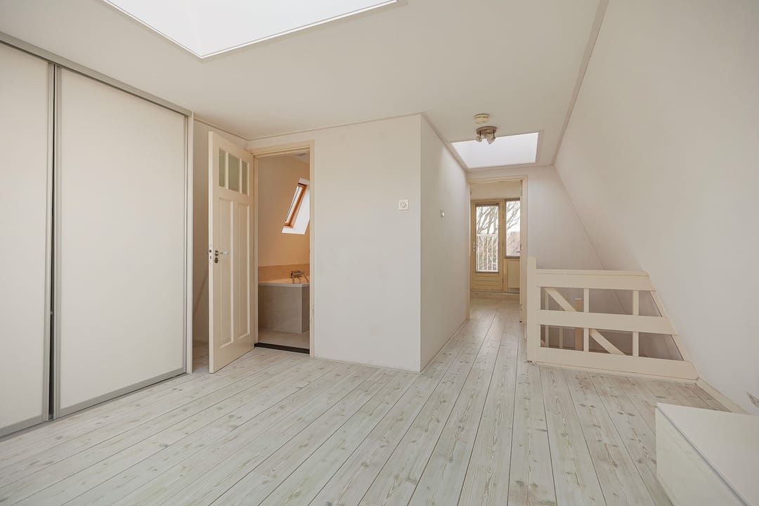 Spacious terraced house with 5 bedrooms and unique extension in quiet courtyard location — 48