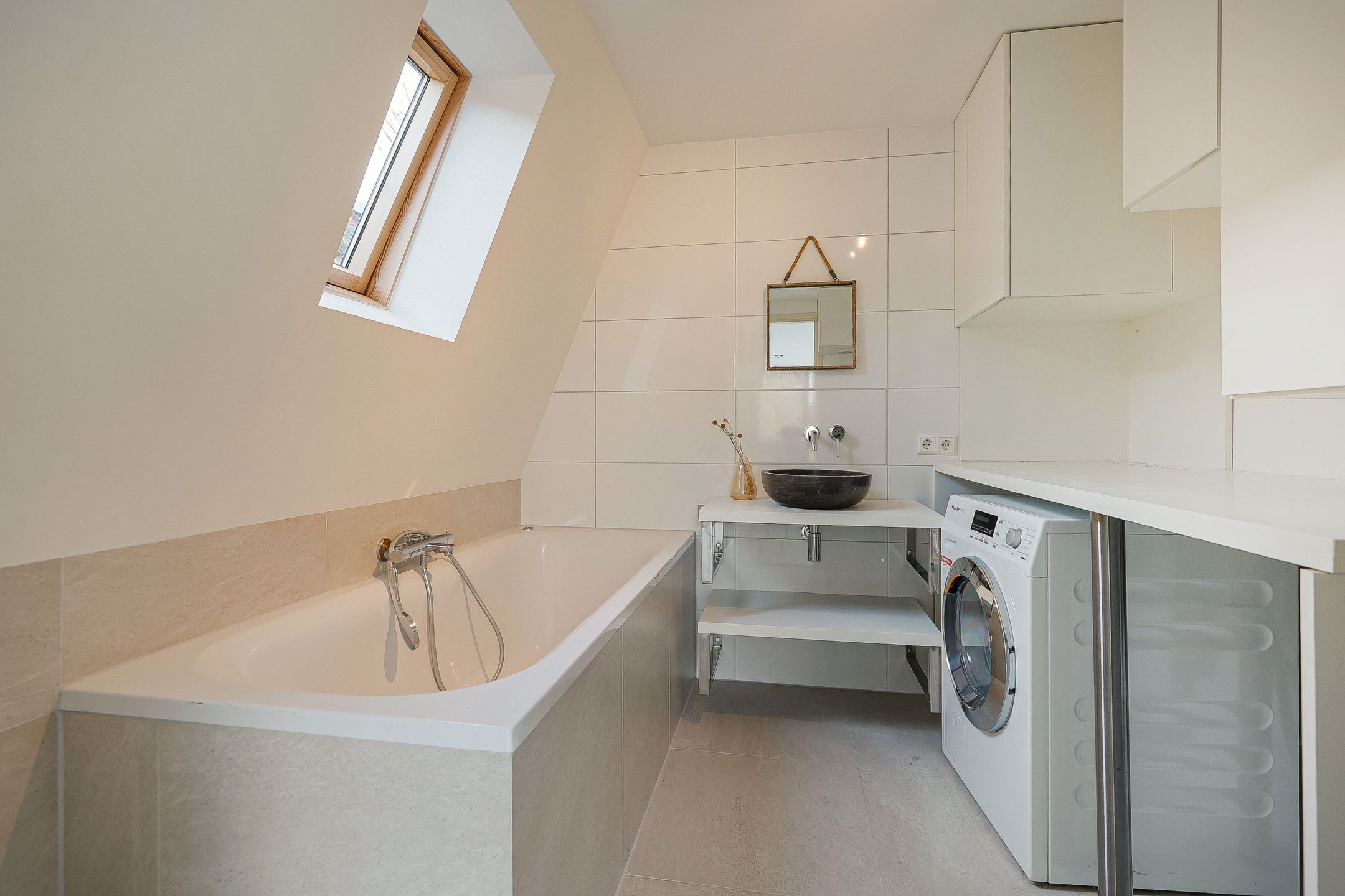 Spacious terraced house with 5 bedrooms and unique extension in quiet courtyard location — 49