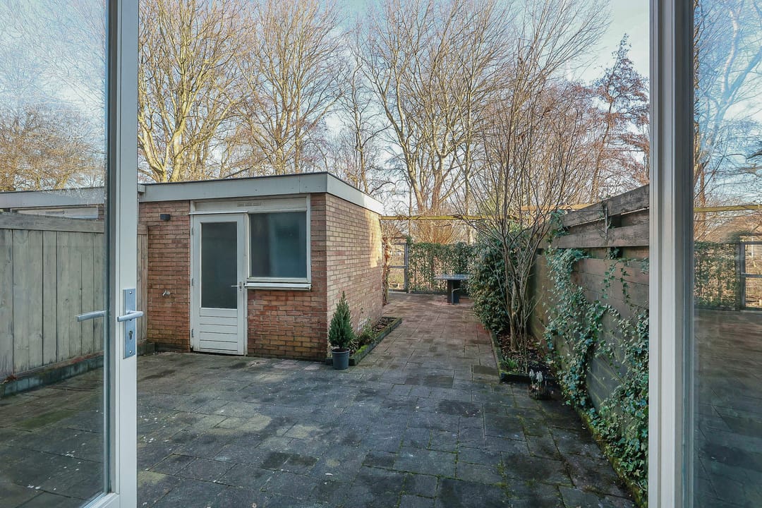 Spacious terraced house with 5 bedrooms and unique extension in quiet courtyard location — 51