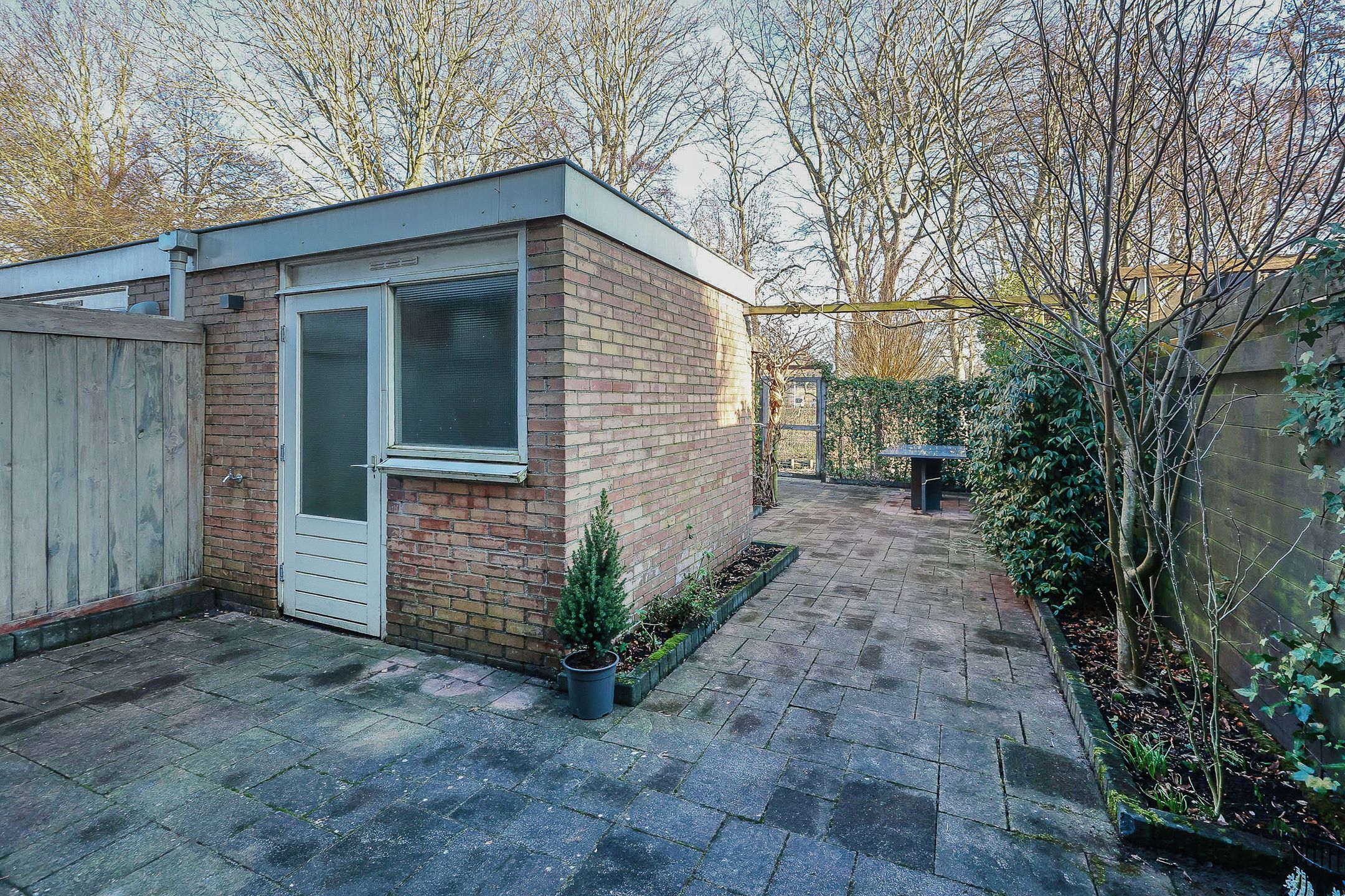 Spacious terraced house with 5 bedrooms and unique extension in quiet courtyard location — 50
