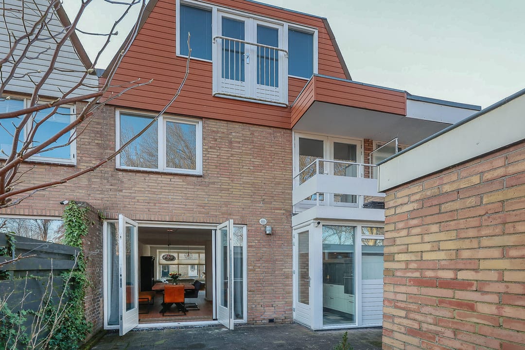 Spacious terraced house with 5 bedrooms and unique extension in quiet courtyard location — 55
