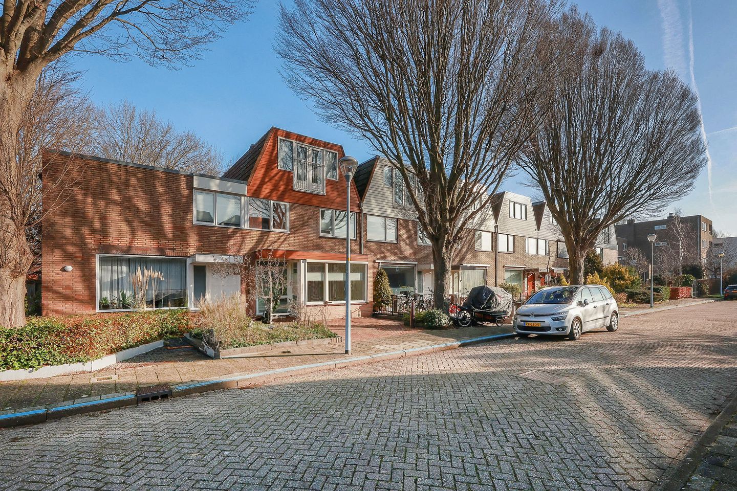Spacious terraced house with 5 bedrooms and unique extension in quiet courtyard location — 61