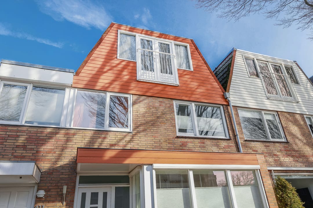Spacious terraced house with 5 bedrooms and unique extension in quiet courtyard location — 66