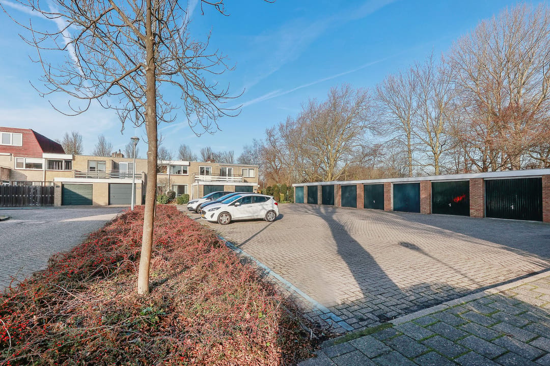 Spacious terraced house with 5 bedrooms and unique extension in quiet courtyard location — 67