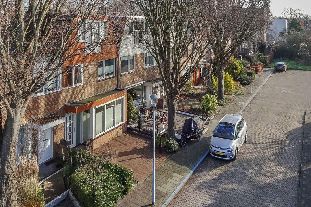 Spacious terraced house with 5 bedrooms and unique extension in quiet courtyard location — 70