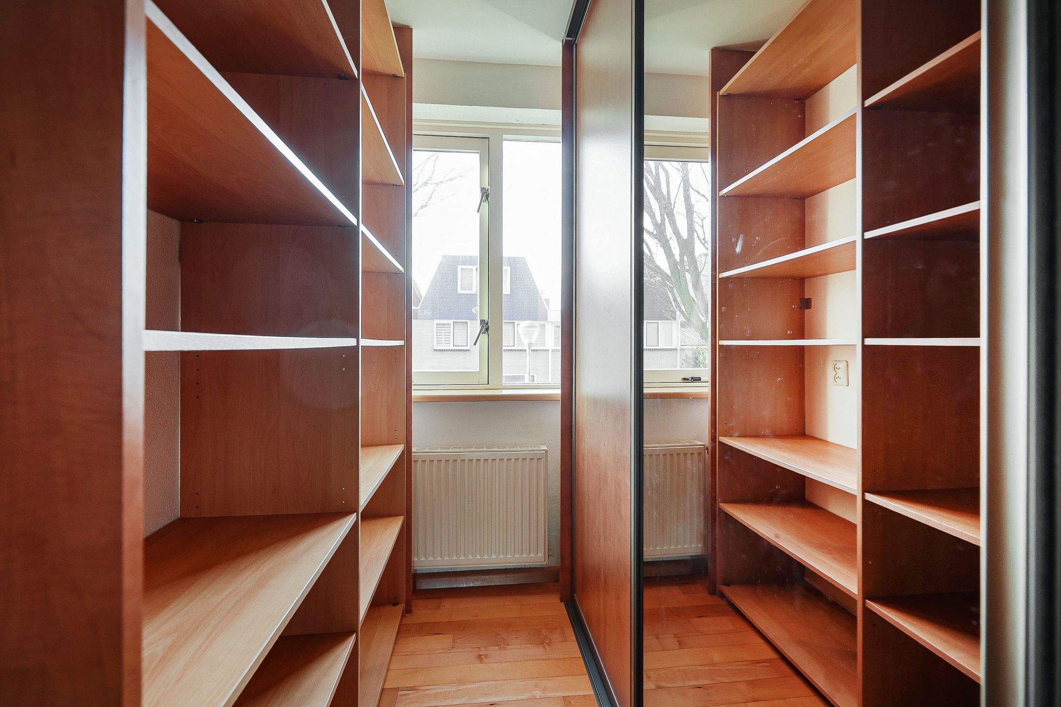 Spacious terraced house with 5 bedrooms and unique extension in quiet courtyard location — 25