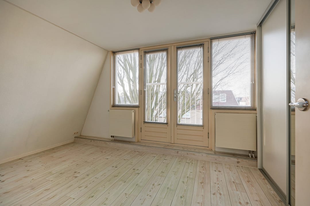 Spacious terraced house with 5 bedrooms and unique extension in quiet courtyard location — 36