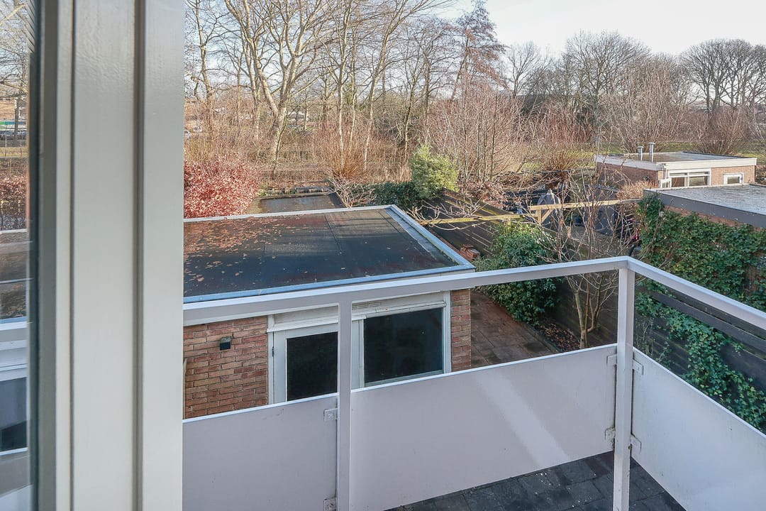 Spacious terraced house with 5 bedrooms and unique extension in quiet courtyard location — 24
