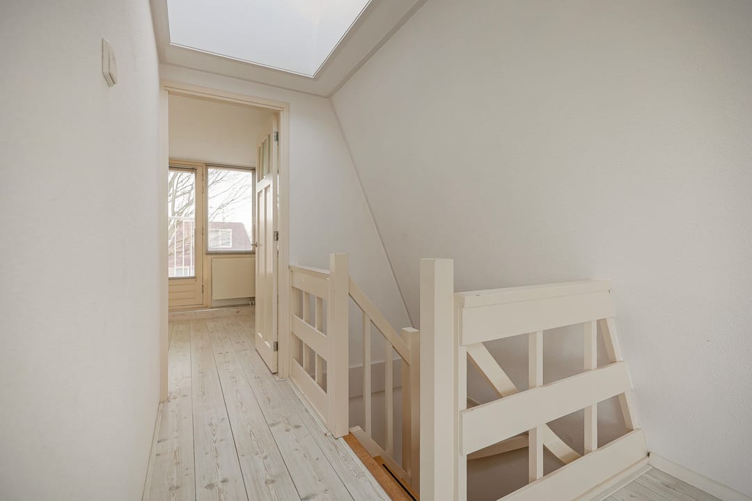 Spacious terraced house with 5 bedrooms and unique extension in quiet courtyard location — 45