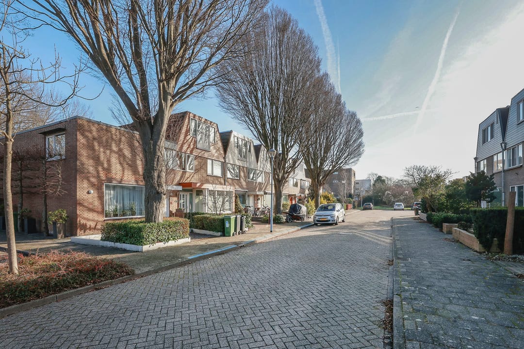 Spacious terraced house with 5 bedrooms and unique extension in quiet courtyard location — 65