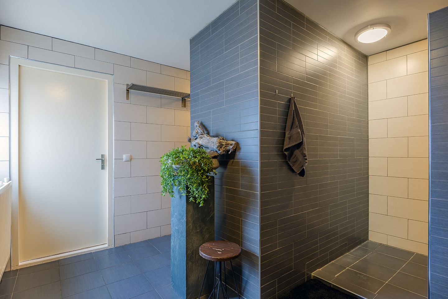 Charming upper apartment with sunny roof terrace in Best — 29