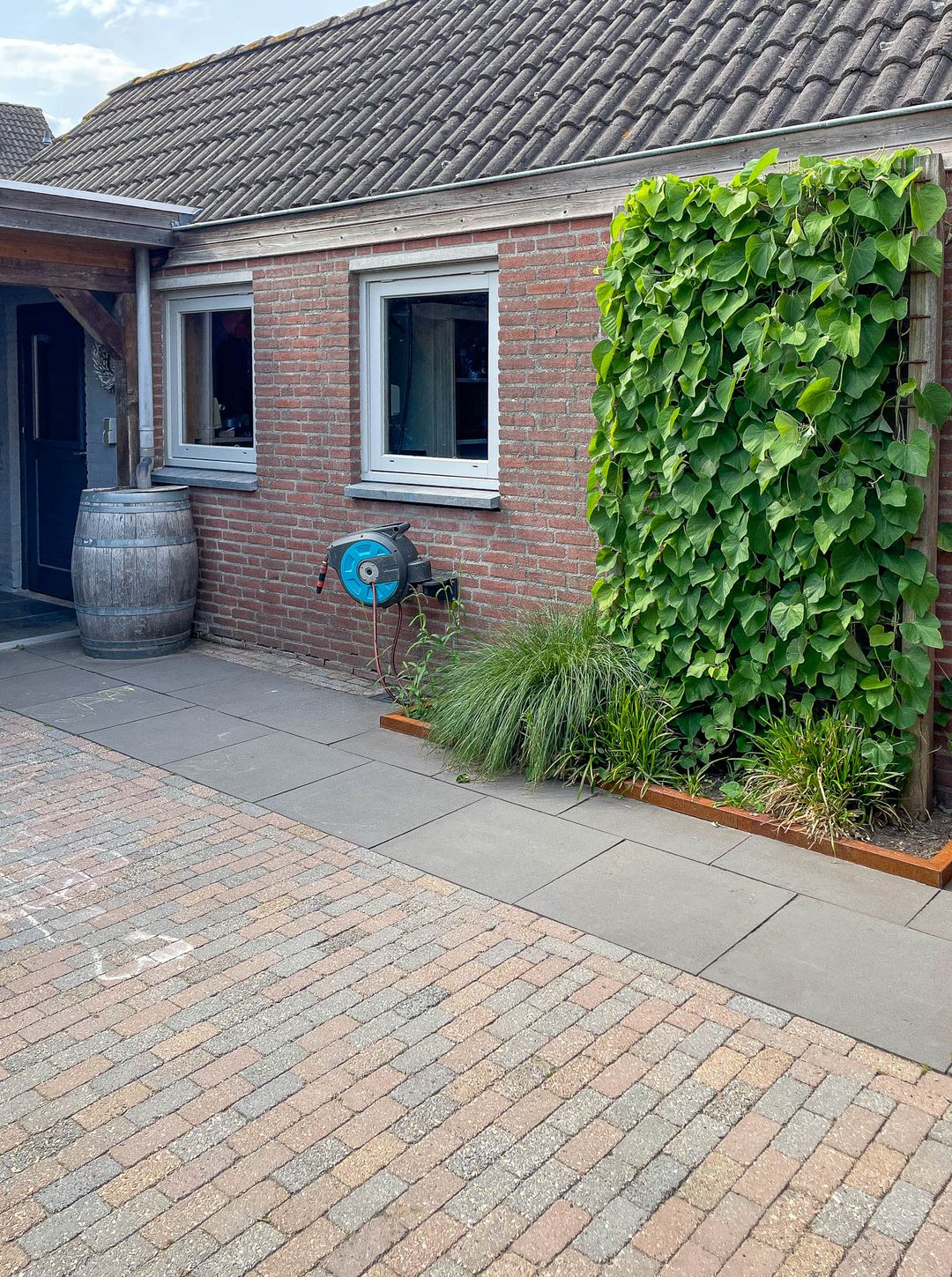 Move-in ready semi detached house with modern veranda and mancave in Milheeze — 39