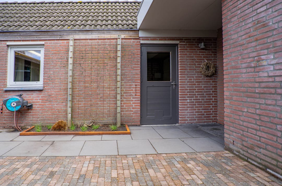 Move-in ready semi detached house with modern veranda and mancave in Milheeze — 45