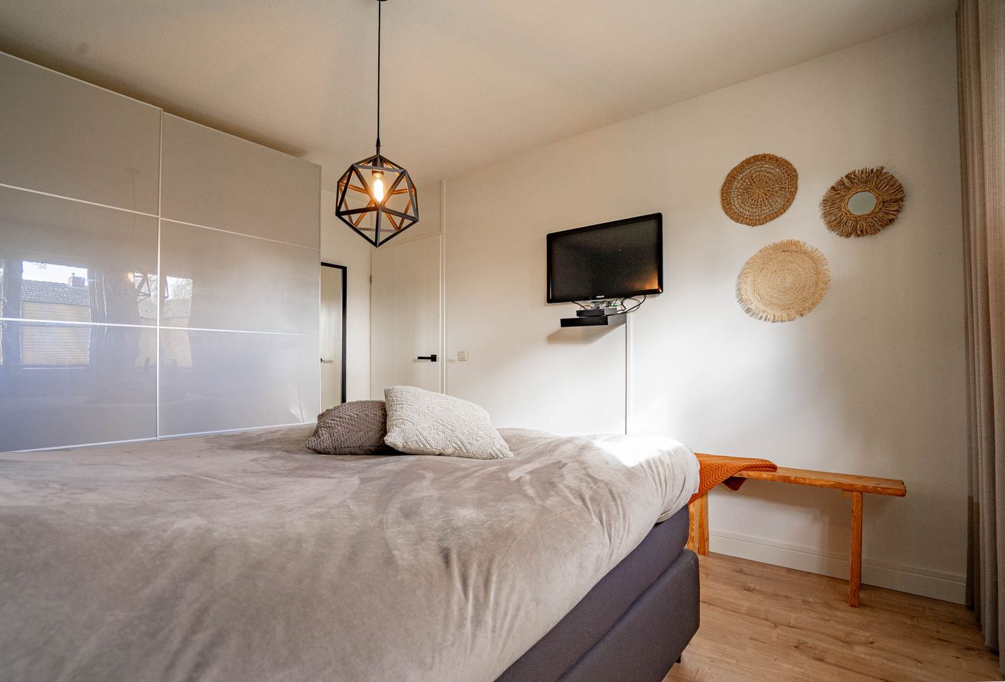 Move-in ready semi detached house with modern veranda and mancave in Milheeze — 23