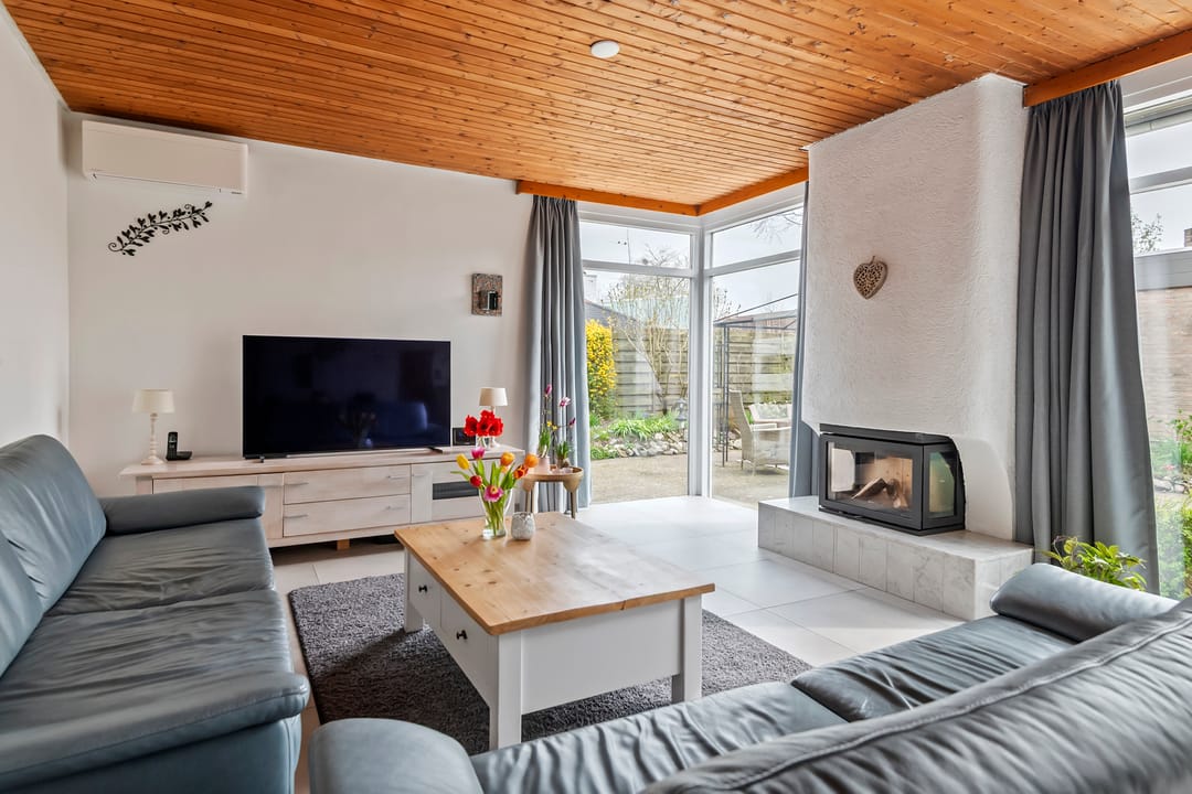 Modern Bungalow with Solar Panels in Quiet Location — 12