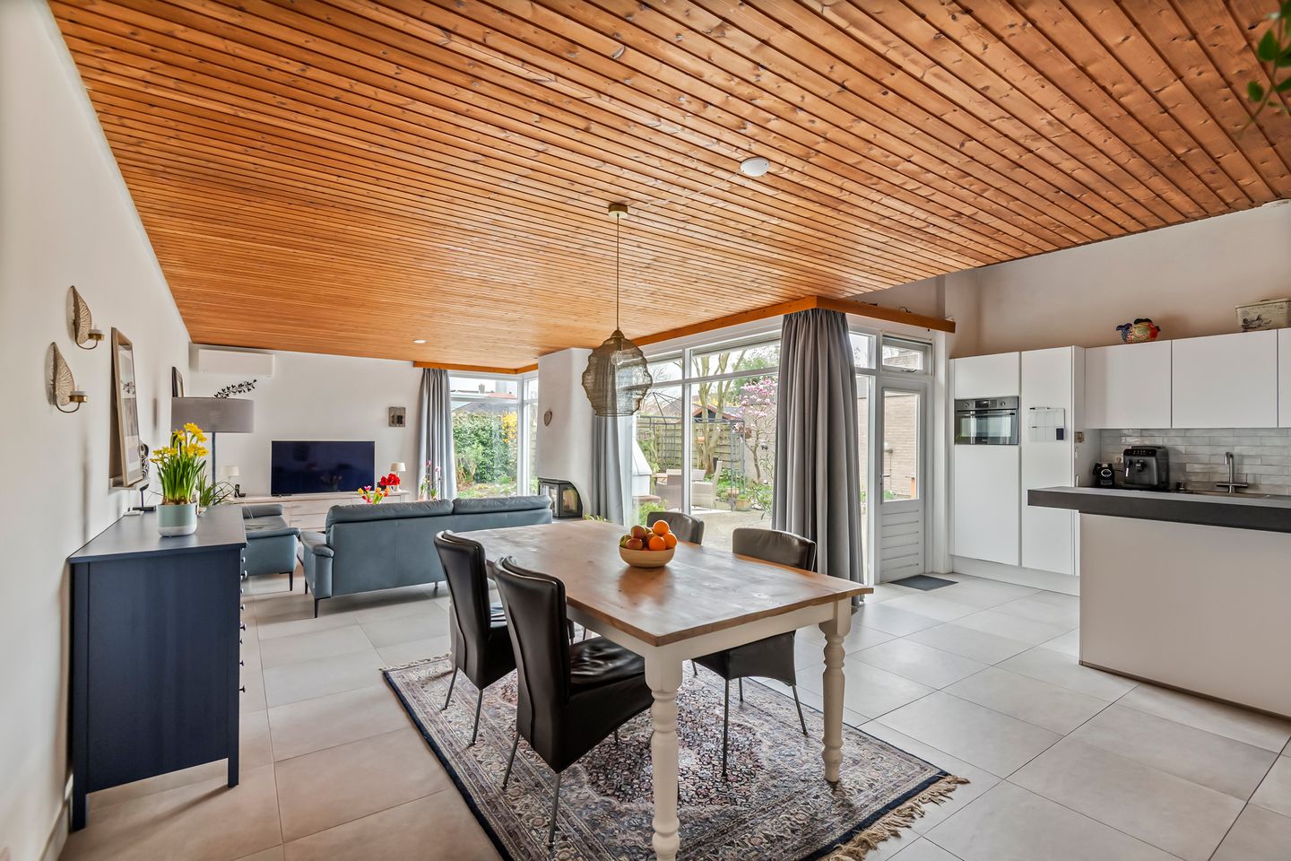 Modern Bungalow with Solar Panels in Quiet Location — 19