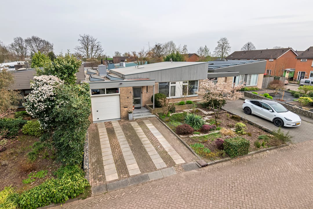 Modern Bungalow with Solar Panels in Quiet Location — 61