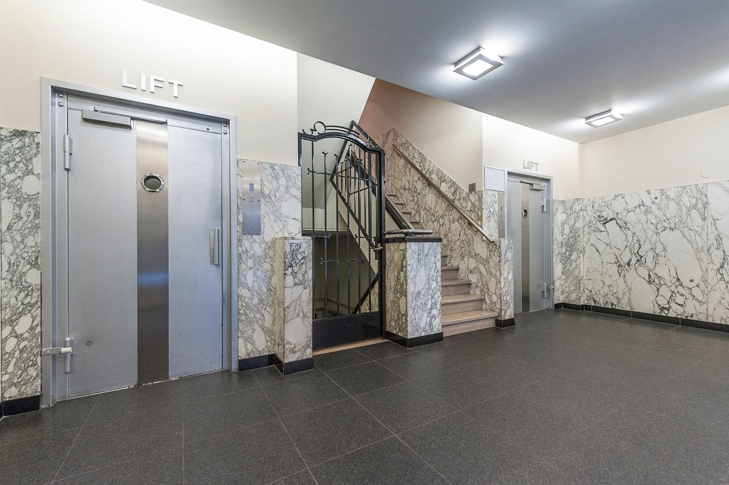 View photo 2 of Meent 106