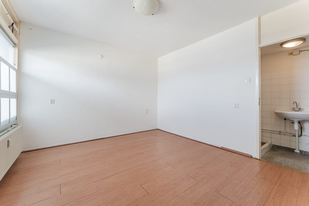 Light Apartment in Center with Sunny Southeast Balconon — 15