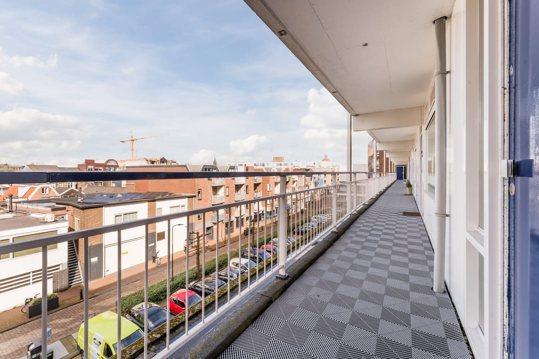 Light Apartment in Center with Sunny Southeast Balconon — 20