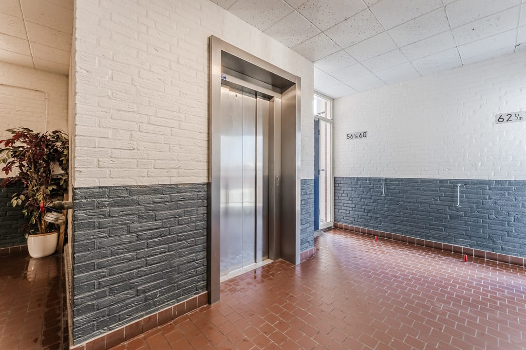 Light Apartment in Center with Sunny Southeast Balconon — 30