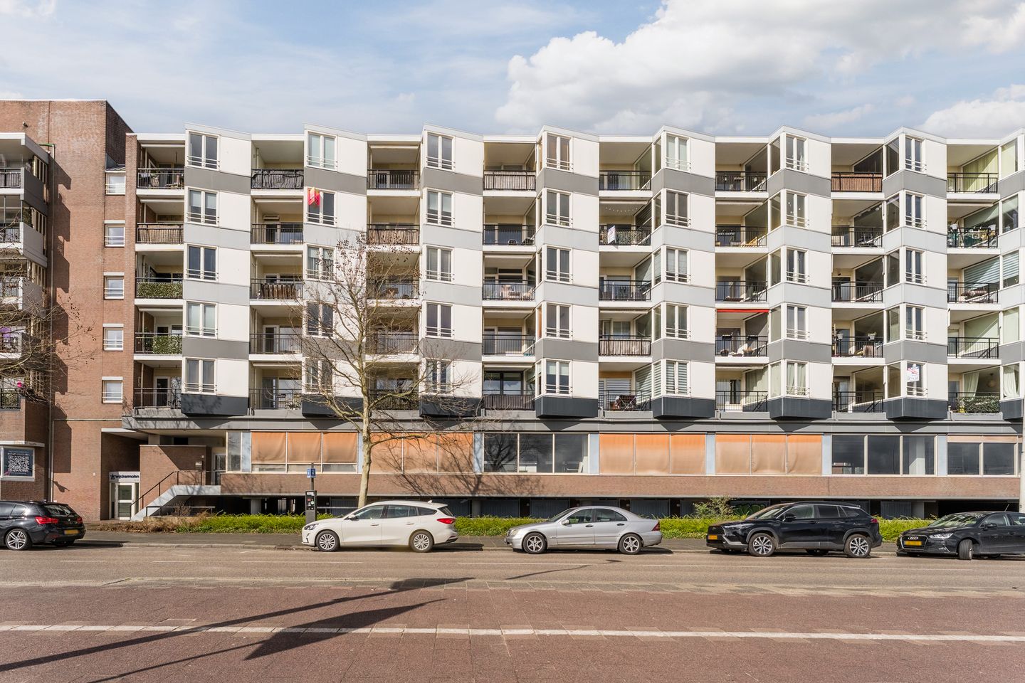 Light Apartment in Center with Sunny Southeast Balconon — 32