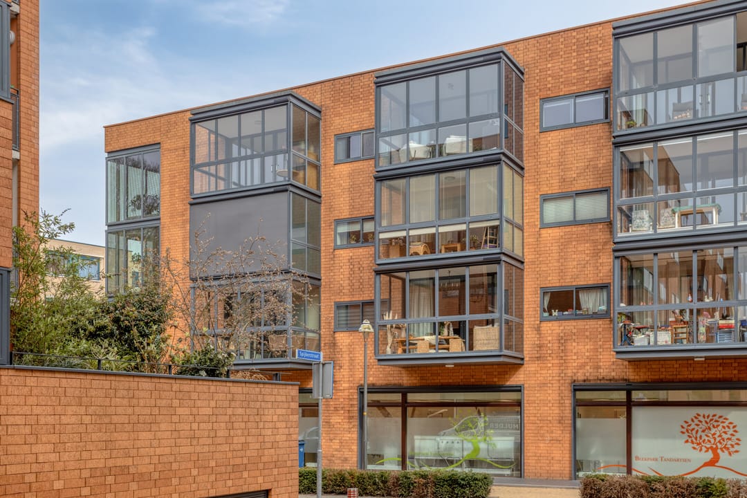 Luxurious Apartment with Lift, Loggia and Private Parking in Apeldoorn Center — 30