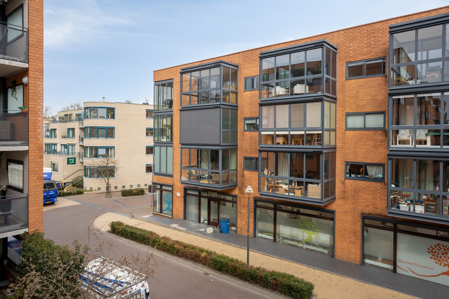 Luxurious Apartment with Lift, Loggia and Private Parking in Apeldoorn Center — 33