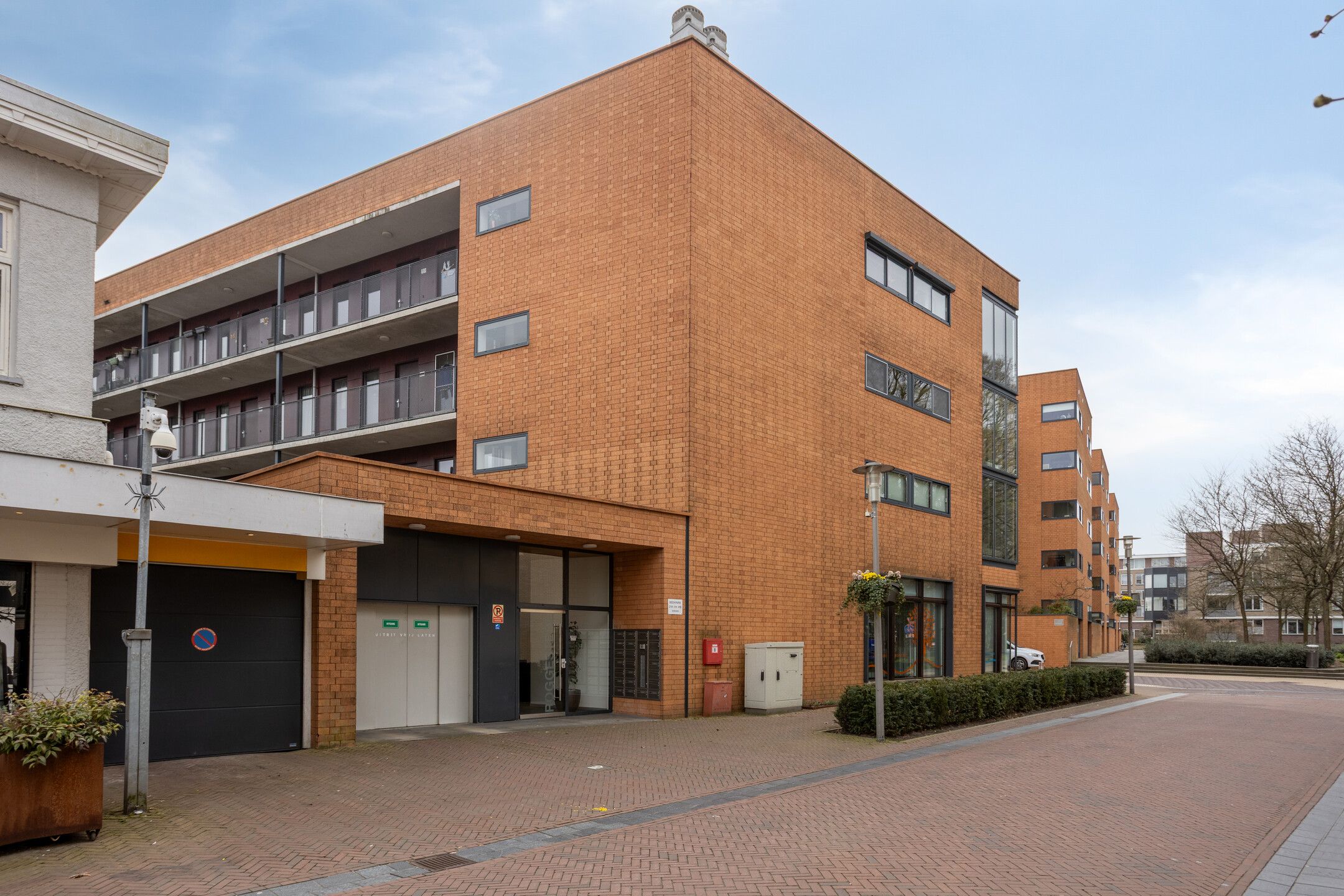 Luxurious Apartment with Lift, Loggia and Private Parking in Apeldoorn Center — 35