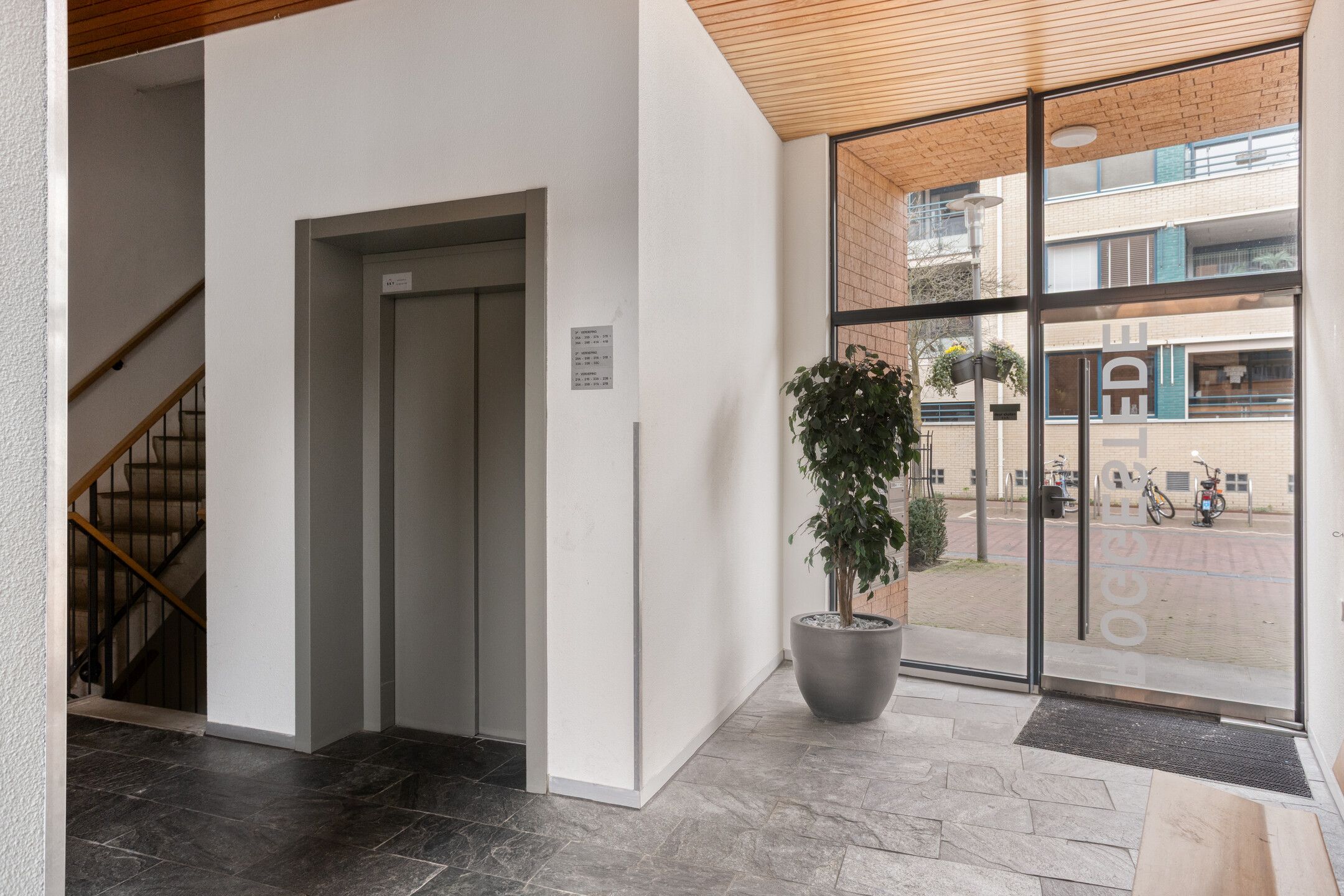 Luxurious Apartment with Lift, Loggia and Private Parking in Apeldoorn Center — 29