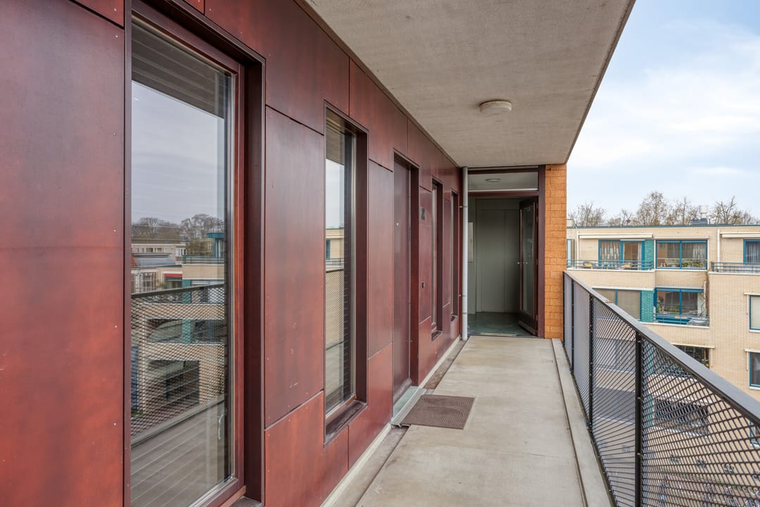Luxurious Apartment with Lift, Loggia and Private Parking in Apeldoorn Center — 36