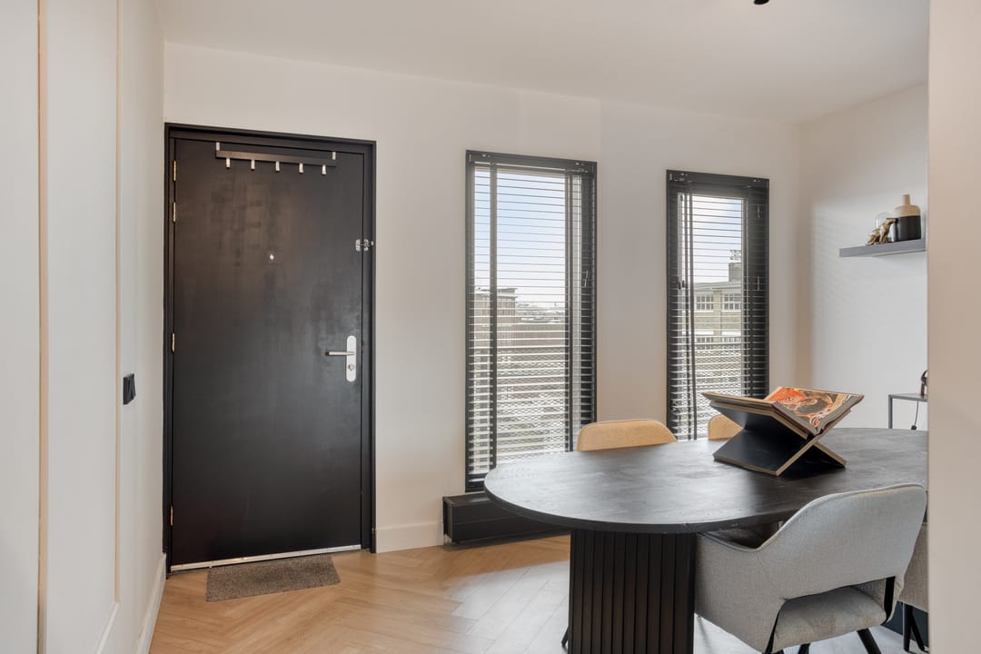 Luxurious Apartment with Lift, Loggia and Private Parking in Apeldoorn Center — 17