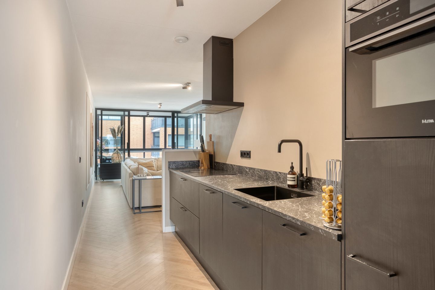 Luxurious Apartment with Lift, Loggia and Private Parking in Apeldoorn Center — 14