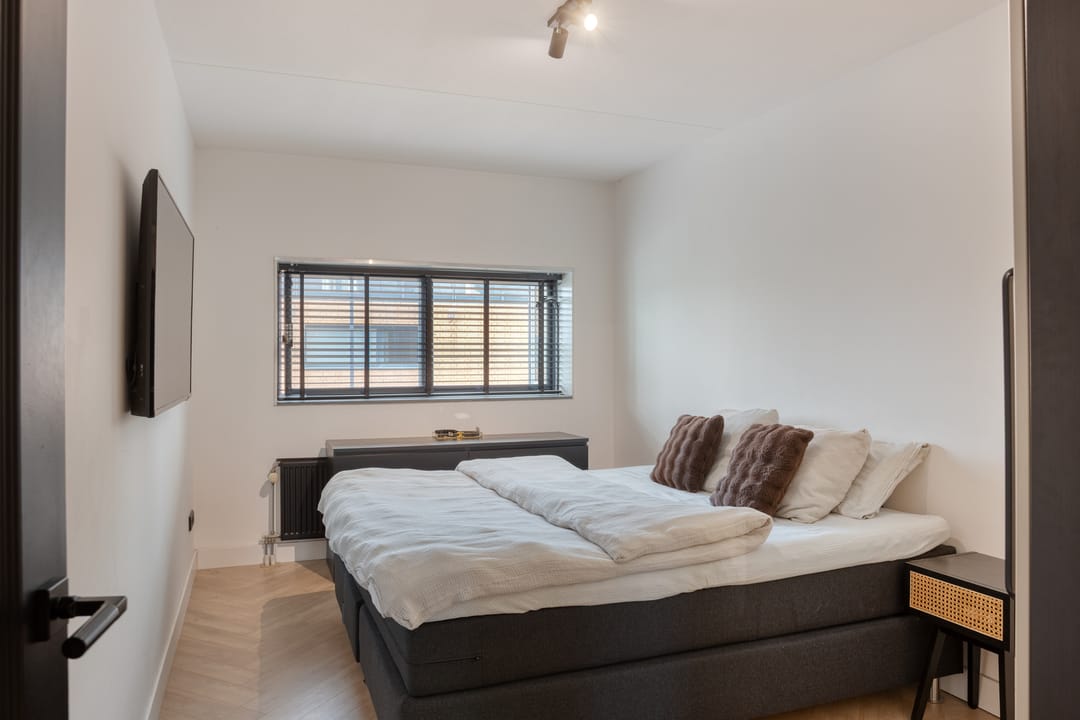 Luxurious Apartment with Lift, Loggia and Private Parking in Apeldoorn Center — 21