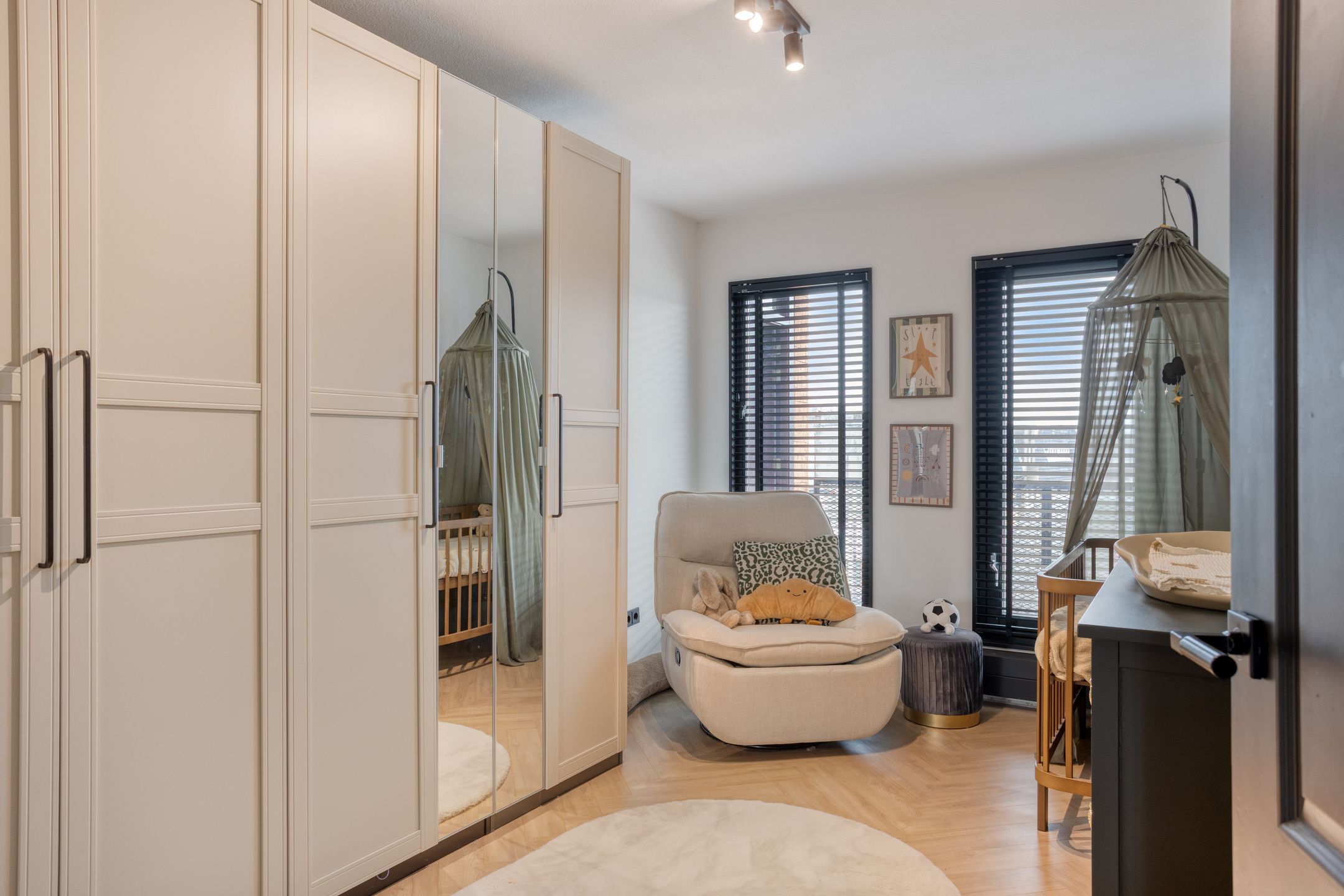 Luxurious Apartment with Lift, Loggia and Private Parking in Apeldoorn Center — 23