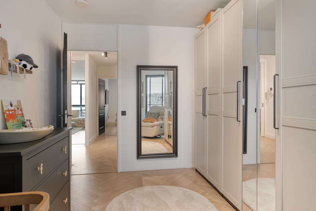 Luxurious Apartment with Lift, Loggia and Private Parking in Apeldoorn Center — 22