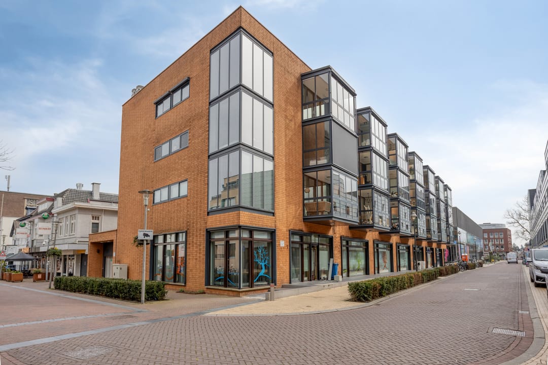 Luxurious Apartment with Lift, Loggia and Private Parking in Apeldoorn Center — 37