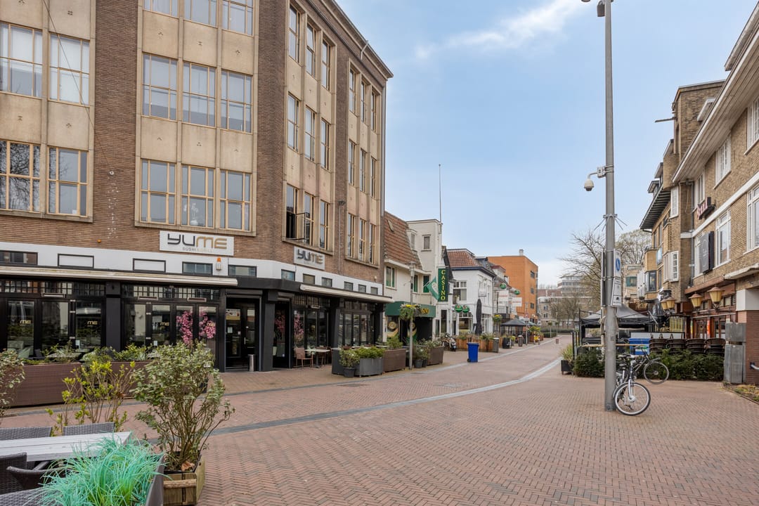 Luxurious Apartment with Lift, Loggia and Private Parking in Apeldoorn Center — 40