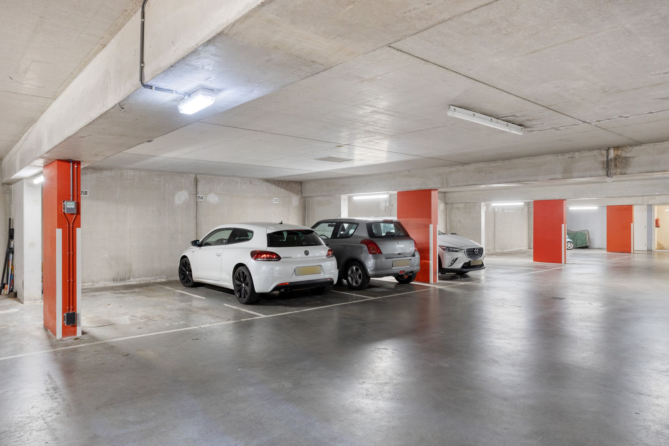 Luxurious Apartment with Lift, Loggia and Private Parking in Apeldoorn Center — 41