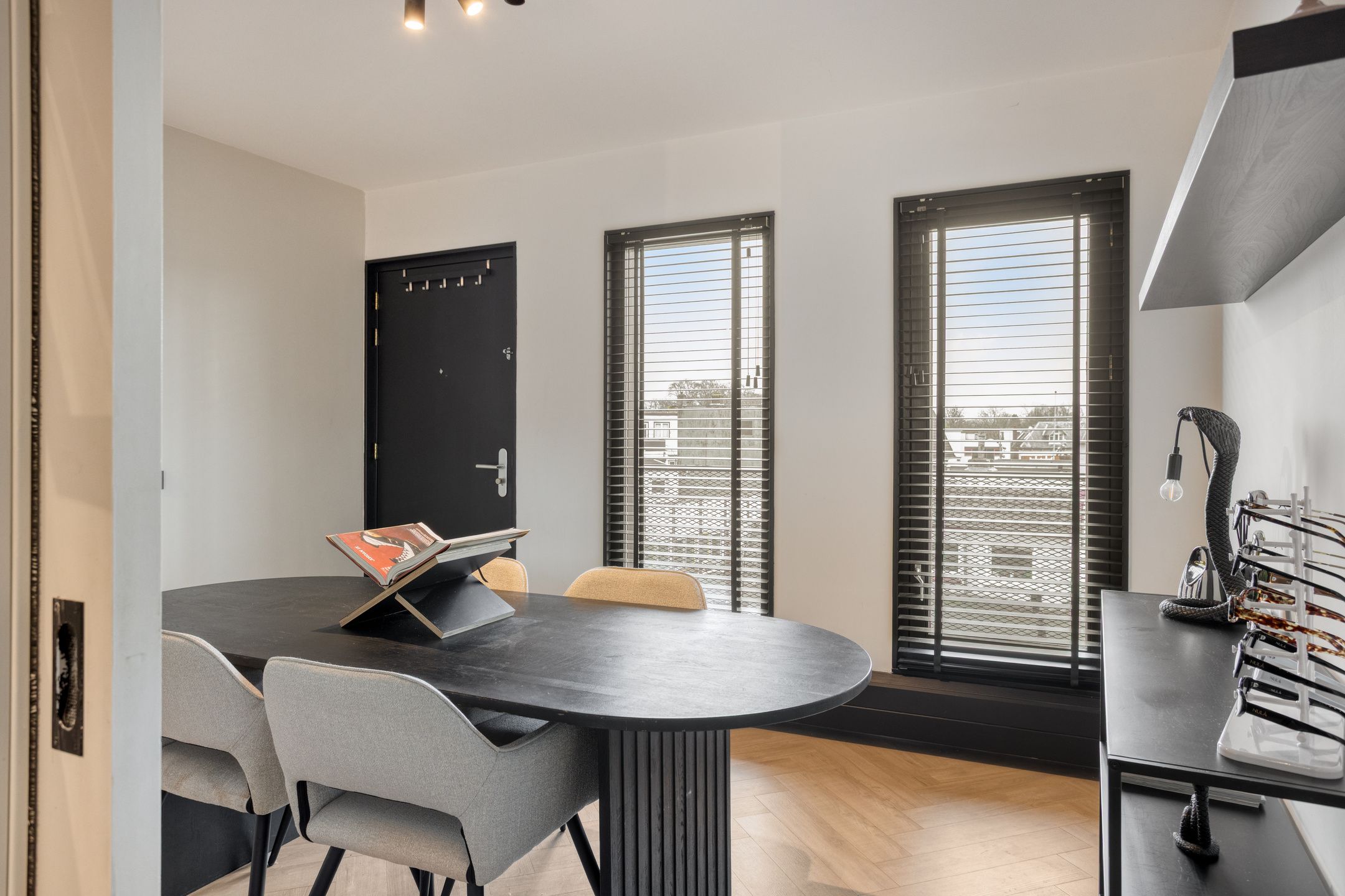 Luxurious Apartment with Lift, Loggia and Private Parking in Apeldoorn Center — 18