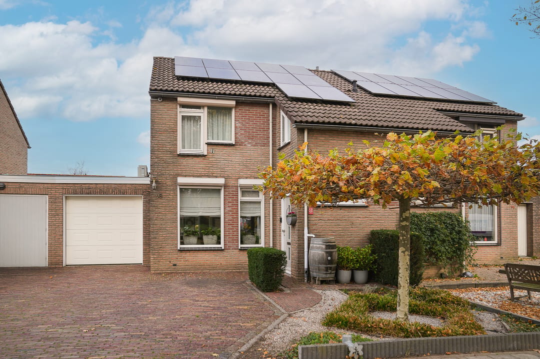 Instapklaar 2-onder-1-kapwoning met garage en zonnepanelen in Kerkdriel