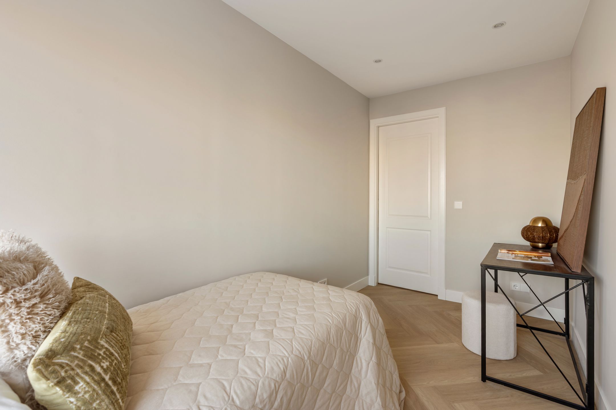 Renovated apartment with 2 bedrooms in modern complex with lift — 12