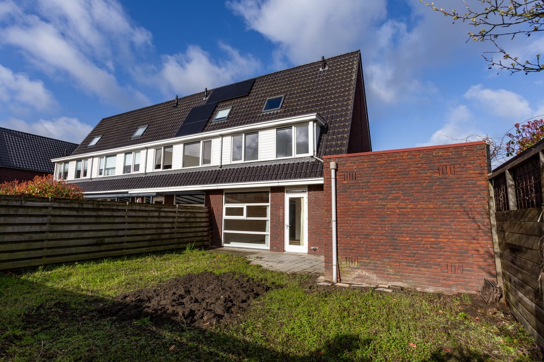 Spacious corner house with sunny garden in Oosseld — 28