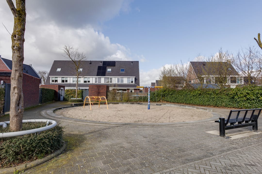 Spacious corner house with sunny garden in Oosseld — 32
