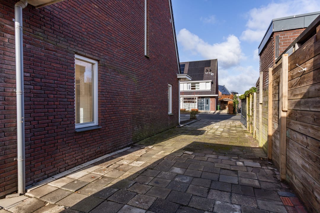 Spacious corner house with sunny garden in Oosseld — 31