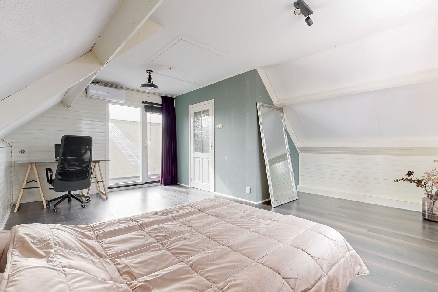 Modernized Family Home with Sunny Garden and Solar Panels in Koog aan de Zaan — 20