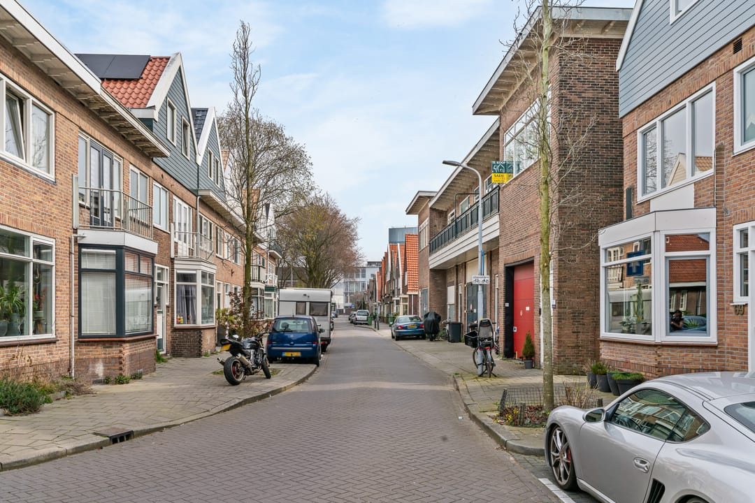 Modernized Family Home with Sunny Garden and Solar Panels in Koog aan de Zaan — 31